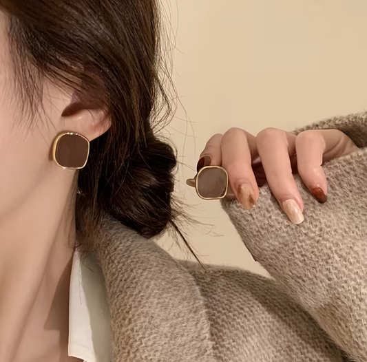 Boucles Clous Carrées Simples et Élégantes marron